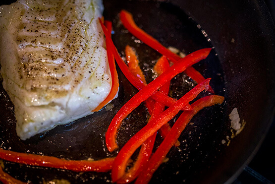 Créaline recette velouté légumes verts, dos de cabillaud et lamelles de poivron rouge