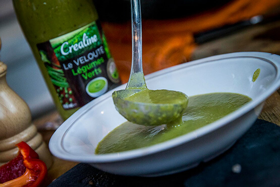 Une recette par Créaline : Velouté légumes verts, dos de cabillaud et lamelles de poivron rouge