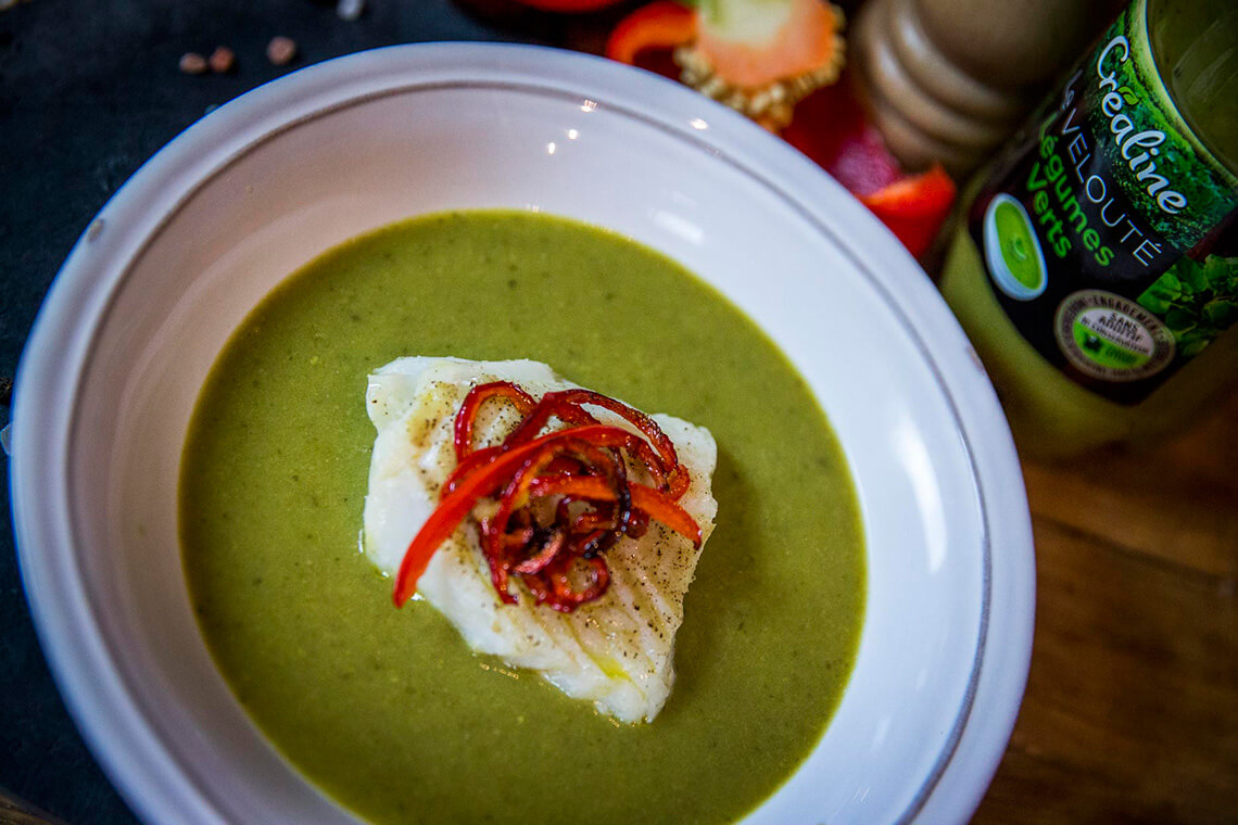 Velouté légumes verts, dos de cabillaud et lamelles de poivron rouge - L'atelier des recettes