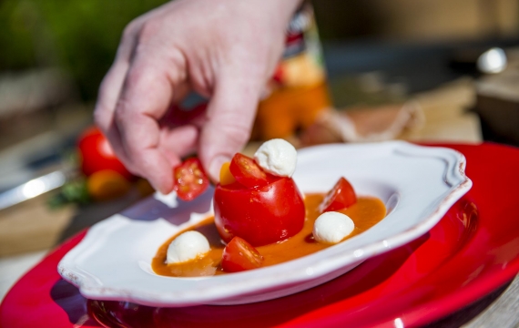 Créaline recette d'été : gelée de gaspacho tomates mozarella et jambon de pays