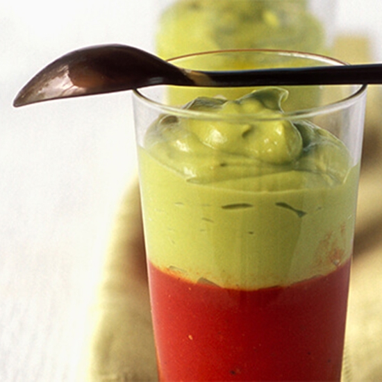 Recette fraicheur de gazpacho : verrine de gazpacho au guacamole par Créaline