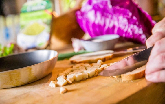 Créaline recette végétarienne : crémeux de légumes verts au chou rouge