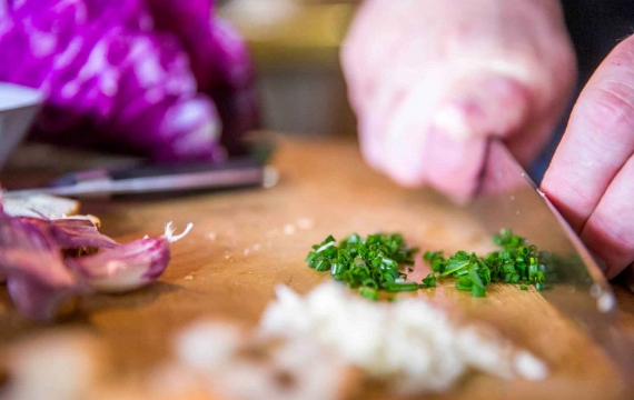 Créaline recette végétarienne : crémeux de légumes verts au chou rouge