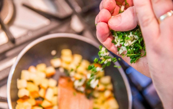 Créaline recette végétarienne : crémeux de légumes verts au chou rouge