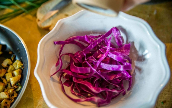 Créaline recette végétarienne : crémeux de légumes verts au chou rouge