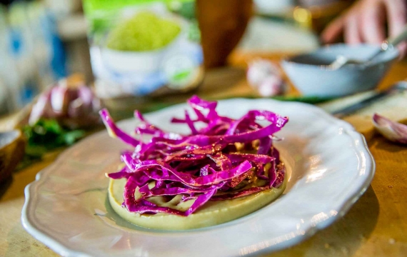 Créaline recette végétarienne : crémeux de légumes verts au chou rouge