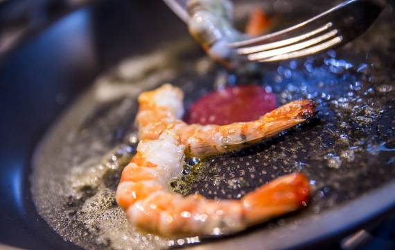 Créaline recette apéritive gazpacho crème à la ciboulette et gambas cuites au miel et graines de sésame