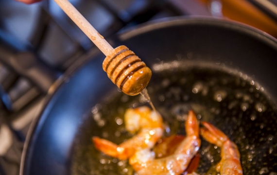 Créaline recette rafraichissante gaspacho crème à la ciboulette et gambas cuites au miel et graines de sésame