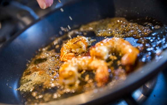 Créaline recette rafraichissante gaspacho crème à la ciboulette et gambas cuites au miel et graines de sésame
