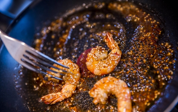 Créaline recette apéritif gazpacho crème à la ciboulette et gambas cuites au miel et graines de sésame