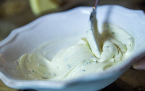 Créaline recette rafraichissante gaspacho crème à la ciboulette et gambas cuites au miel et graines de sésame
