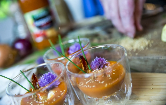 Créaline recette rafraichissante gaspacho crème à la ciboulette et gambas cuites au miel et graines de sésame