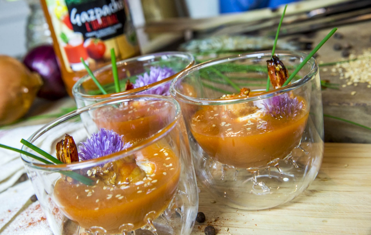 Créaline recette rafraichissante gazpacho crème à la ciboulette et gambas cuites au miel et graines de sésame