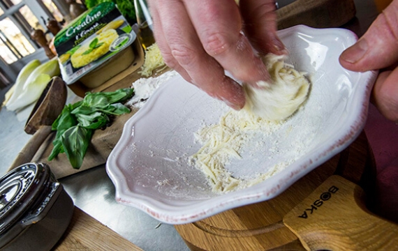 Créaline recette Écrasé de pommes de terre au basilic, crumble de parmesan et jambon de pays